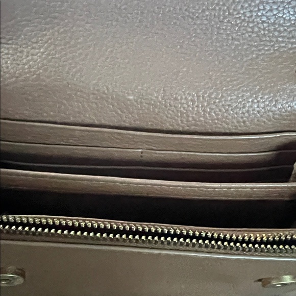 Tory Burch Pebbled Leather Crossbody in Taupe with Gold Logo - Picture 5 of 5